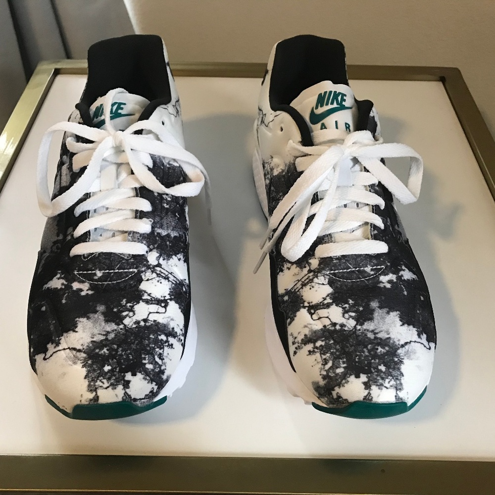 Nike Air Zoom Pegasus 92 shoes, size 10, brand new